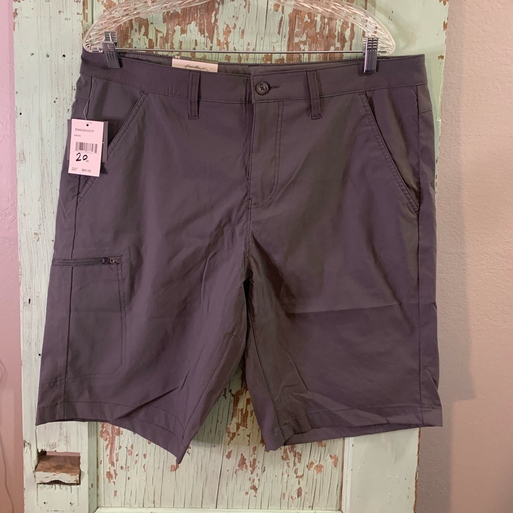 NWT Men’s Eddie Bauer grey zipper cargo shorts with 10” inseam